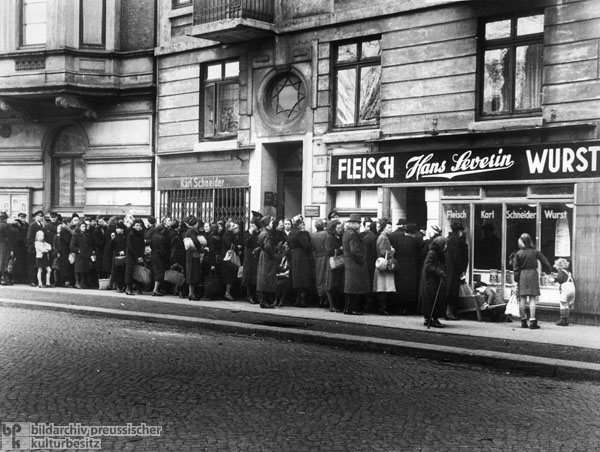 Schlange vor einer Fleischerei in Hamburg-Winterhude anlässlich einer Sonderzuteilung (1947)
